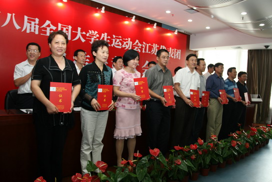 省教育廳、省小鸟体育局和團省委對突出貢獻的單位、個人予以了表彰
